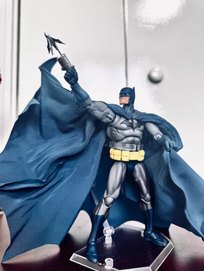 Колекційна фігурка Бетмен Batman DC Comics - екшн-фігура з аксесуарами та змінними руками, 16 см