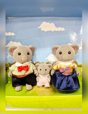 Ігровий набір &laquo;Stomle Family &ndash; сімейка коал&raquo; / Stomle Family Koala Figures Set &ndash; набір фігурок родини коал у подарунковій коробці