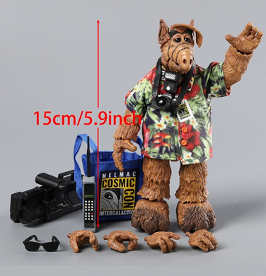 Фигурка ALF подвижная 15 см / Коллекционная игрушка Альф из сериала / NECA Action Figure Alien Life Form / фигурка с аксессуарами - камера, телефон, сумка, очки