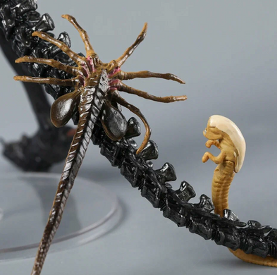 Фигурка Alien Romulus Scorched Xenomorph 25 см &mdash; Коллекционная игрушка-монстр Чужой Ромул в подарочной упаковке