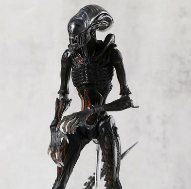 Фигурка Alien Romulus Scorched Xenomorph 25 см &mdash; Коллекционная игрушка-монстр Чужой Ромул в подарочной упаковке