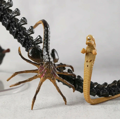 Фигурка Alien Romulus Scorched Xenomorph 25 см &mdash; Коллекционная игрушка-монстр Чужой Ромул в подарочной упаковке