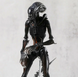 Фигурка Alien Romulus Scorched Xenomorph 25 см &mdash; Коллекционная игрушка-монстр Чужой Ромул в подарочной упаковке