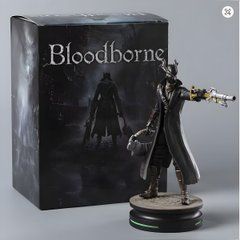 Коллекционная фигурка Охотник Хантер из игры BloodBorne Бладборн, статуэтка героя игры Bloodborne с подставкой, 23 см