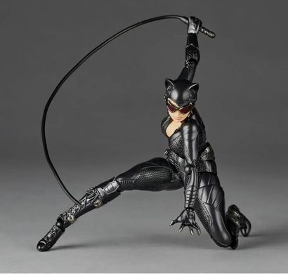 Коллекционная экшн-фигурка Женщина-кошка (Catwoman / Женщина-Кошка) Revoltech Amazing Yamaguchi &mdash; Action Figure DC Comics с кнутом и подставкой